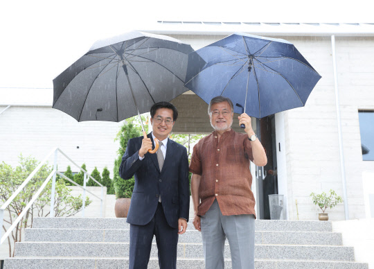 김동연 경기도지사 당선인이 14일 오후 경남 양산 평산마을을 방문해 문재인 전 대통령을 예방하고 기념사진을 함께 찍었다. 앞서 김 당선인은 이날 오전 김해 봉하마을을 찾아 노무현 전 대통령 묘역에 참배한 뒤 권양숙 여사를 만났다. [경기도지사직 인수위 제공]